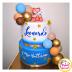 Celebra il battesimo della tua piccola principessa con la nostra torta scenografica finta in stile baby girl! Realizzata con cura nei minimi dettagli e dai delicati colori pastello, questa torta è l'elemento perfetto per creare un'atmosfera magica e indimenticabile, e poi scopri tutti i nostri allestimenti in palloncini per feste e trasforma il tuo evento in un'esperienza straordinaria!