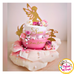 Celebra il battesimo della tua piccola principessa con la nostra torta scenografica finta in stile baby girl! Realizzata con cura nei minimi dettagli e dai delicati colori pastello, questa torta è l'elemento perfetto per creare un'atmosfera magica e indimenticabile, e poi scopri tutti i nostri allestimenti in palloncini per feste e trasforma il tuo evento in un'esperienza straordinaria!