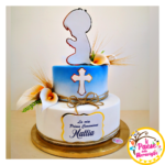 Celebra la comunione del tuo piccolo principe con la nostra torta scenografica finta in stile baby boys! Realizzata con cura nei minimi dettagli e dai delicati colori pastello, questa torta è l'elemento perfetto per creare un'atmosfera magica e indimenticabile, e poi scopri tutti i nostri allestimenti in palloncini per feste e trasforma il tuo evento in un'esperienza unica straordinaria e indimenticabile!