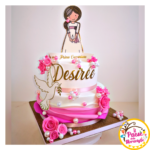 Celebra la comunione della tua piccola principessa con la nostra torta scenografica finta in stile baby girl! Realizzata con cura nei minimi dettagli e dai delicati colori pastello, questa torta è l'elemento perfetto per creare un'atmosfera magica e indimenticabile, e poi scopri tutti i nostri allestimenti in palloncini per feste e trasforma il tuo evento in un'esperienza straordinaria!