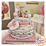 Celebra il battesimo della tua piccola principessa con la nostra torta scenografica finta in stile baby girl! Realizzata con cura nei minimi dettagli e dai delicati colori pastello, questa torta è l'elemento perfetto per creare un'atmosfera magica e indimenticabile, e poi scopri tutti i nostri allestimenti in palloncini per feste e trasforma il tuo evento in un'esperienza straordinaria!