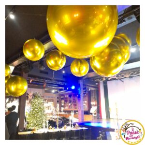 Evento azienndale con decorazioni in Palloncini orbz oro in occasione del natale