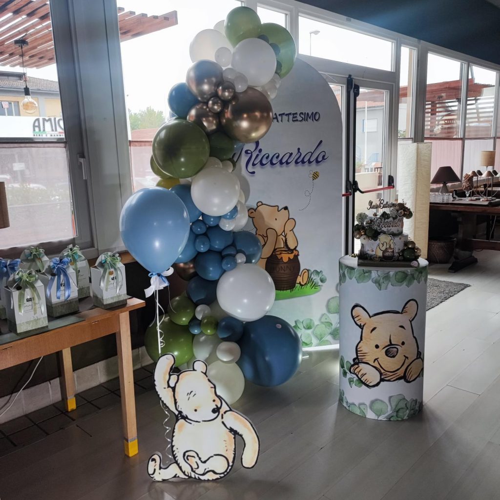 Allestimento a tema Winnie the Pooh in azzurro, verde salvia e bianco per un battesimo