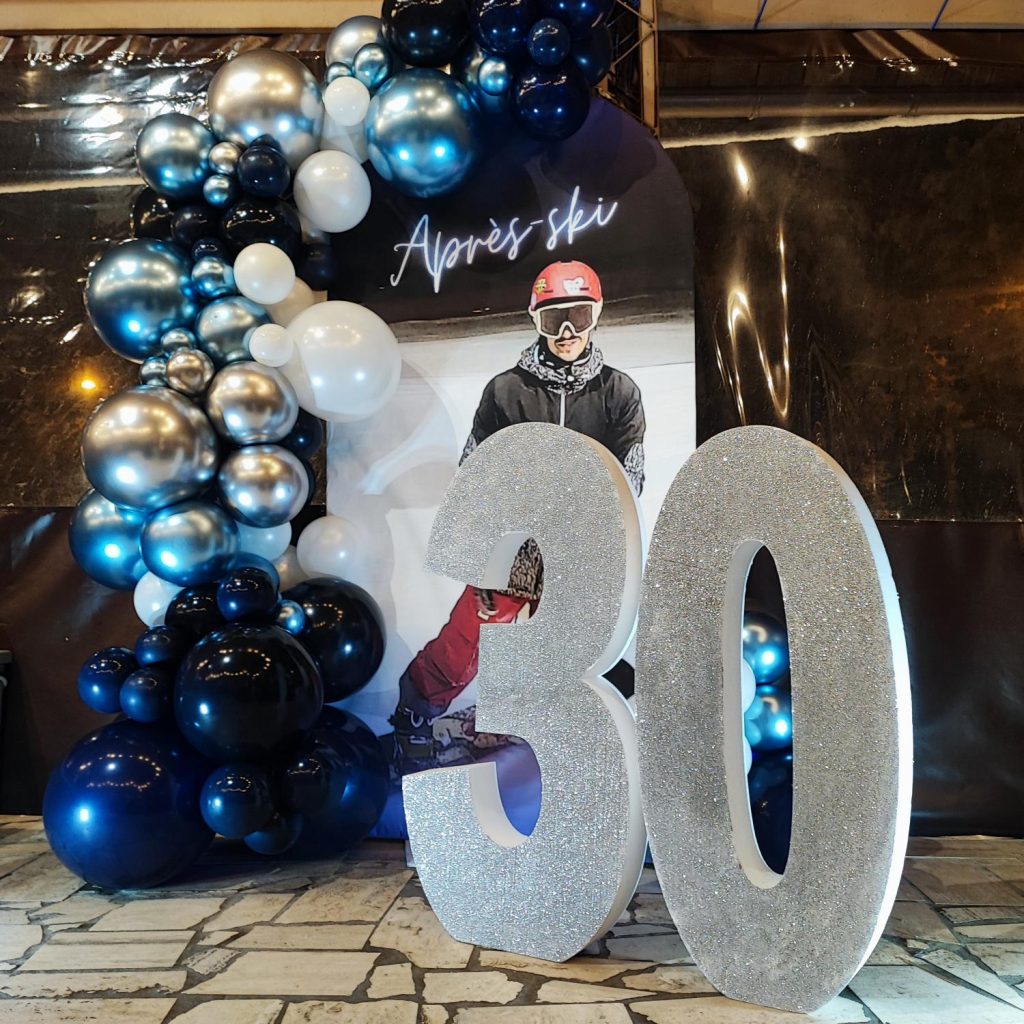 Composizione di palloncini blu notte, argento e bianco con pannello Après-ski e numeri 30 glitterati